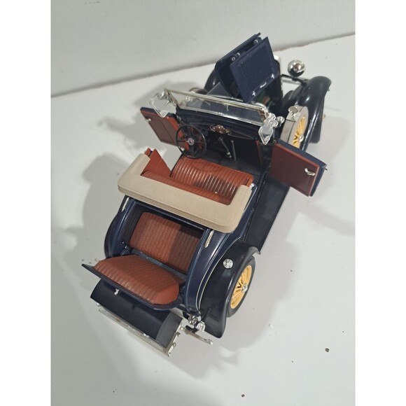 Motor City Classic 1:18 Die Cast 1931 Ford Model A Convertible Classic Car - Picture 12 of 12
